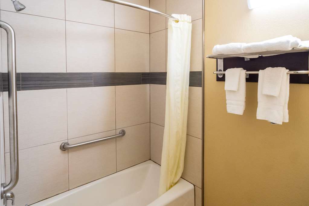 Econo Lodge Inn & Suites Fallbrook Downtown - photo 29