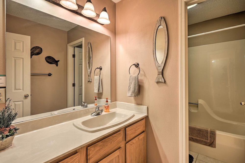 Beaver Lake Retreat with Deck and Private Hot Tub — hotel in Garfield