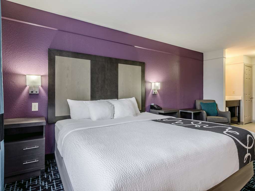 La Quinta Inn & Suites by Wyndham Kansas City Airport - photo 30
