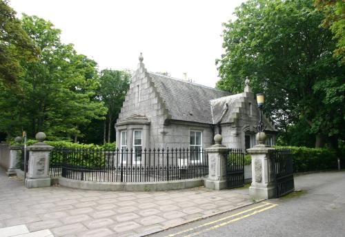 Historic Baronial Lodge with Parking Aberdeen City Centre — 4-Star Luxury Hotel in Aberdeen, United Kingdom