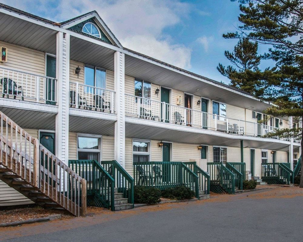 Econo Lodge Mackinaw City - photo 25