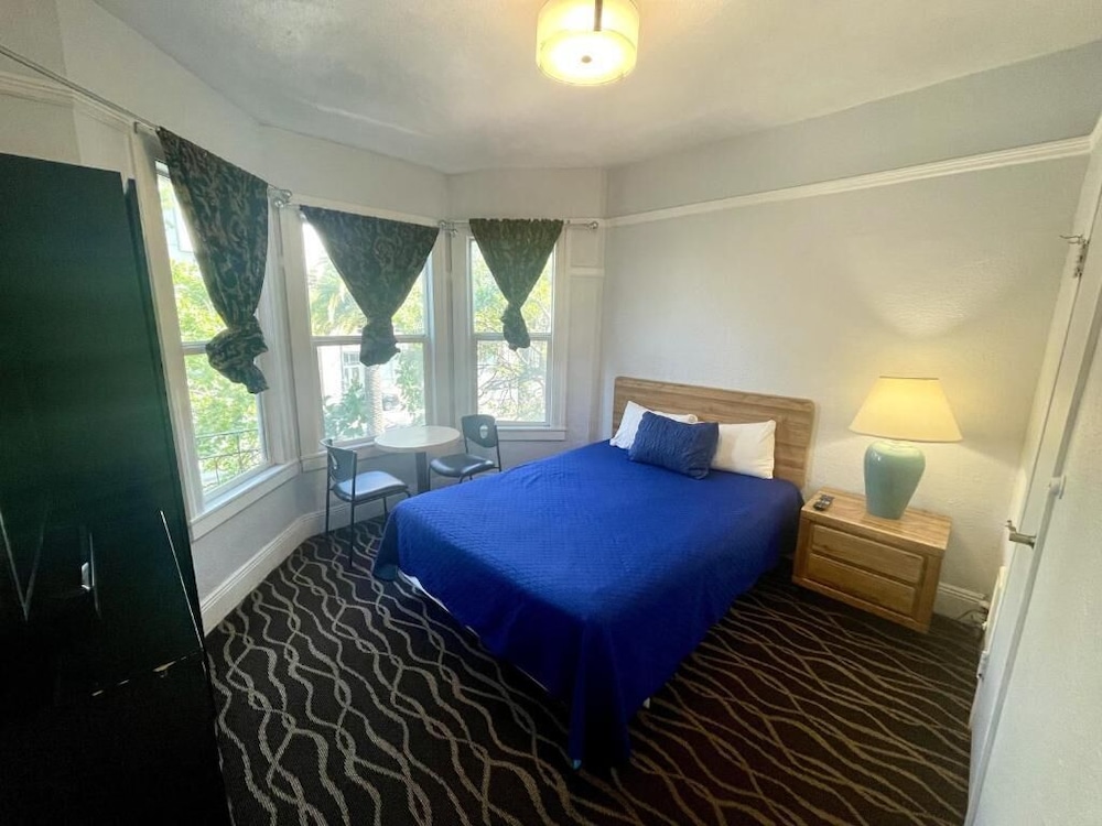 Twin Peaks Hotel - photo 3