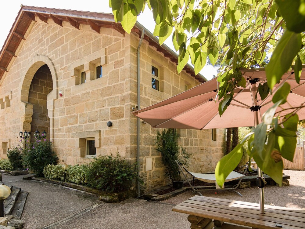 Lush Mansion in Lacapelle marival With Jacuzzi — hotel in Lacapelle-Marival