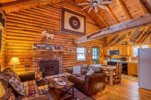 Family Focused & Pet Friendly Log Cabin with 4BR 2BA Sleeps 10 — 4-Star Luxury Hotel in Bethlehem, United States