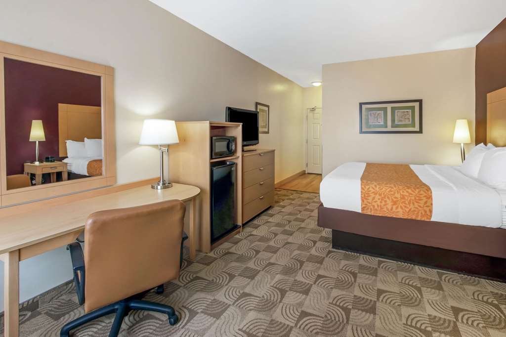 La Quinta Inn & Suites by Wyndham Tucumcari - photo 25