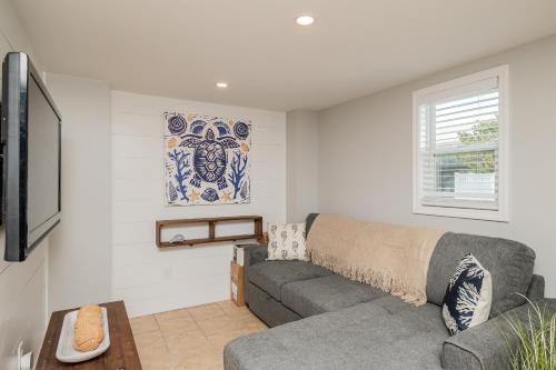 Sawyers Shore Shack by Oak Island Accommodations - photo 26