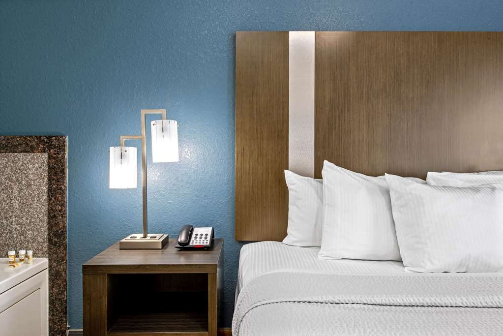 La Quinta Inn & Suites by Wyndham Kingwood Houston IAH Airpt - photo 19