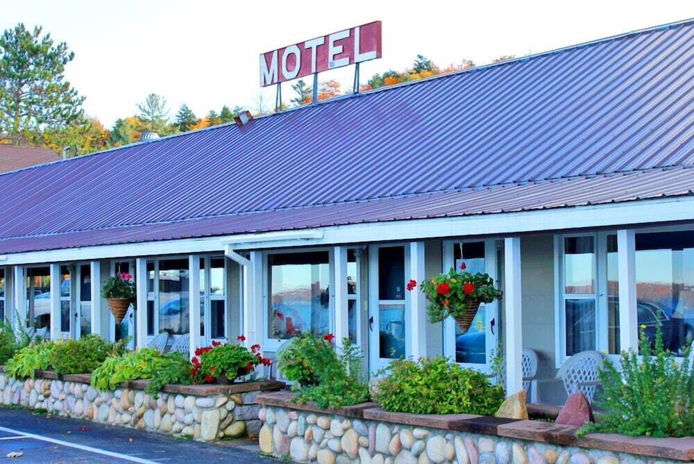 Sunset Motel On The Bay - photo 2