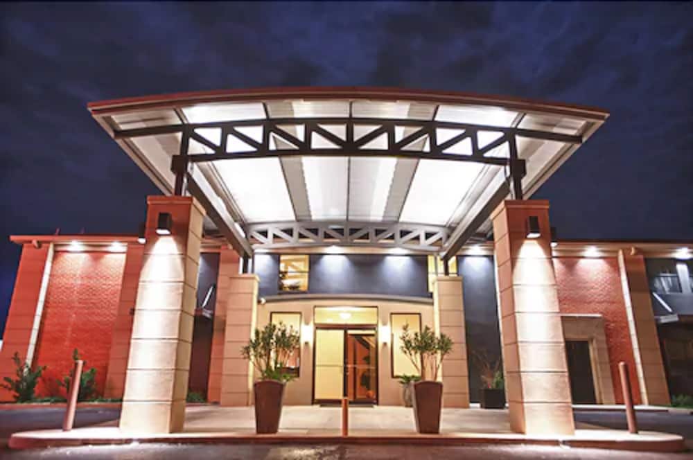 Hotel 12 Oaks Motor Hotel