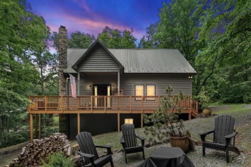 Cozy Chalet w Hot Tub Loft Fire Pit & Grill — 4-Star Luxury Hotel in Basye, United States