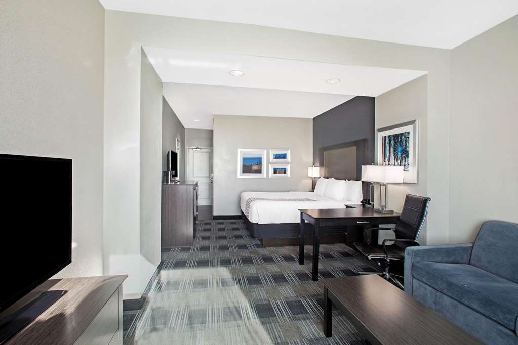 La Quinta Inn & Suites by Wyndham Victoria South - photo 32