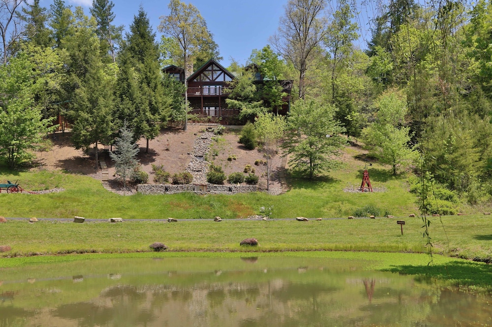 Black Bear Hideaway Five Bedroom Cabin — 4-Star Luxury Hotel in Sevierville, United States