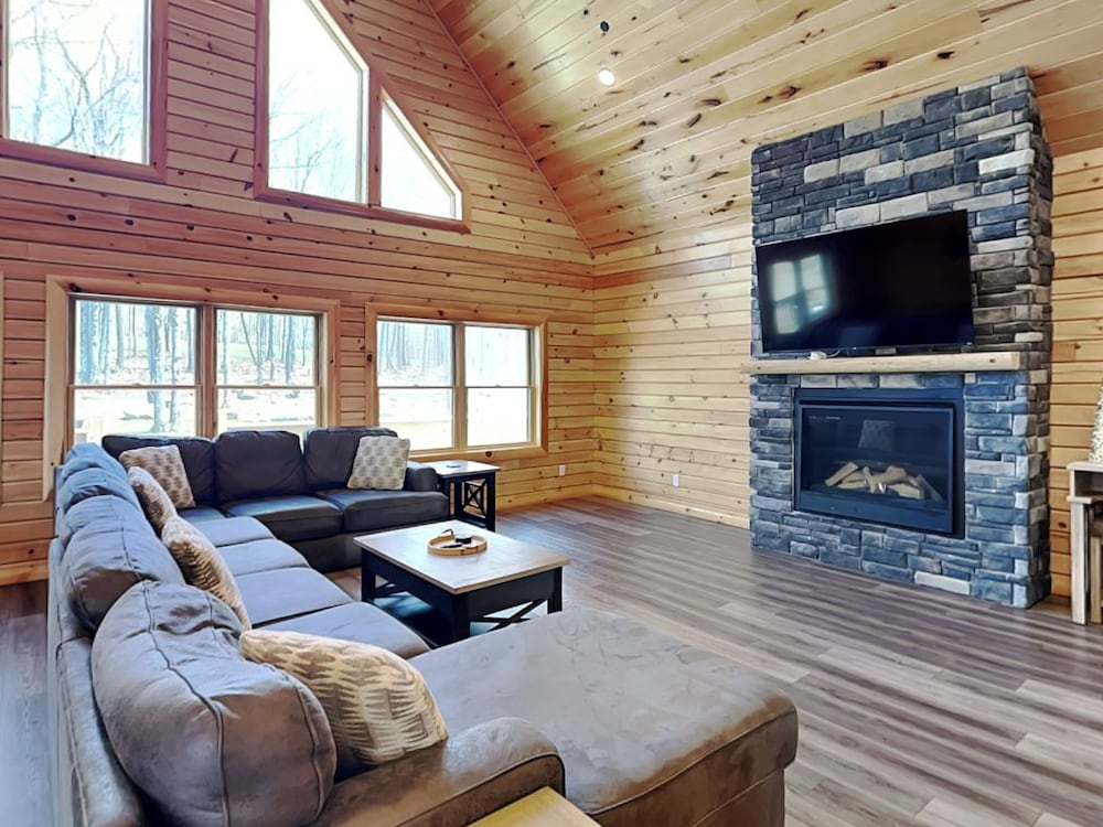 Hilltop Hideaway - carbon neutral hotel in Mchenry