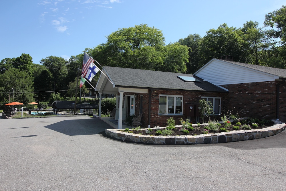 Heidi's Inn - carbon neutral hotel in Brewster