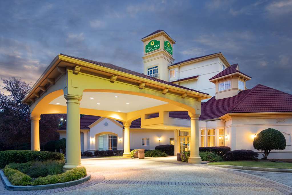 La Quinta Inn & Suites by Wyndham Atlanta Ballpark Galleria - photo 6