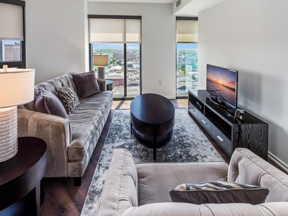 Bluebird Suites at Park Crest — 4-Star Luxury Hotel in Mclean, United States