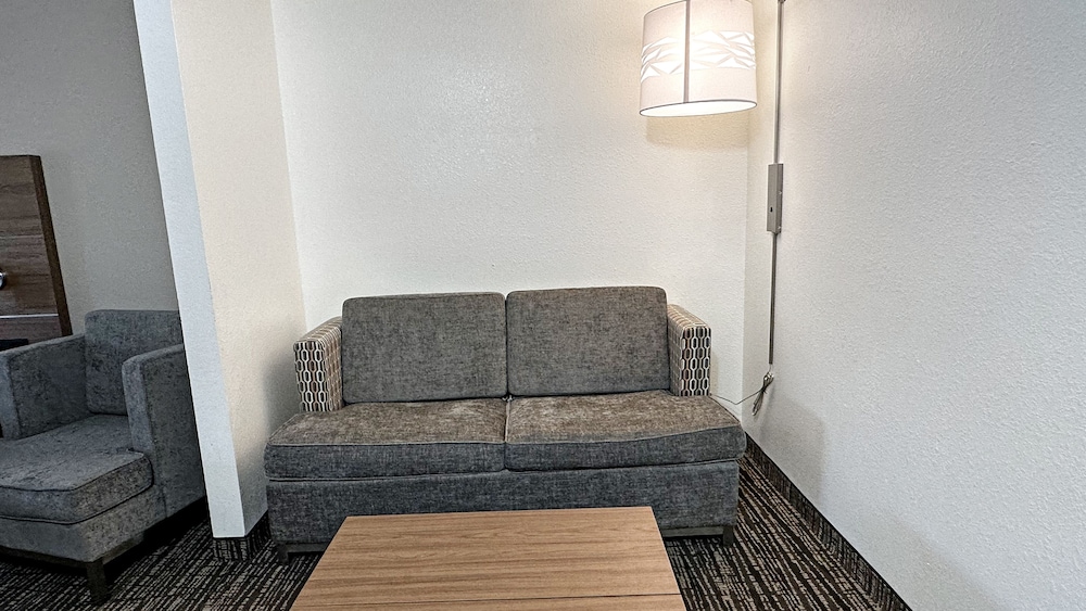 Estherville Hotel & Suites - photo 15