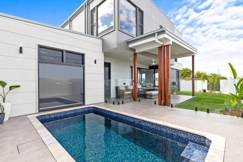4 Bedroom Home in Pelican Waters with Heated Inground Pool — 4-Star Luxury Hotel in Pelican Waters, Australia