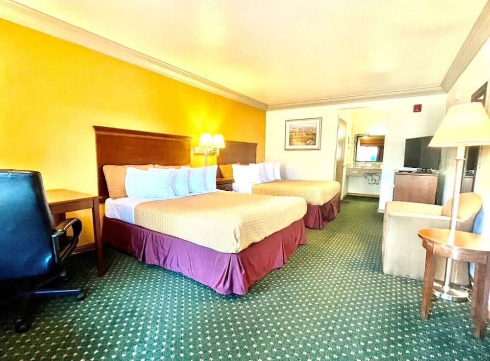 Cloverdale Wine Country Inn & Suites - photo 22