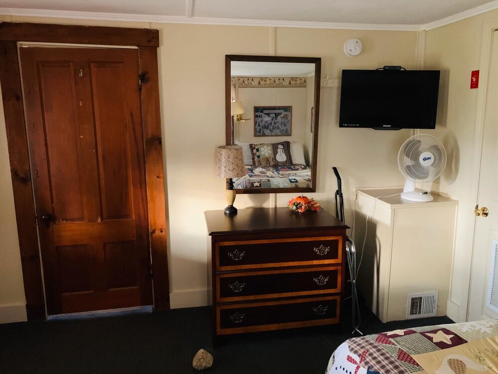 Carroll Motel & Cottages - photo 20