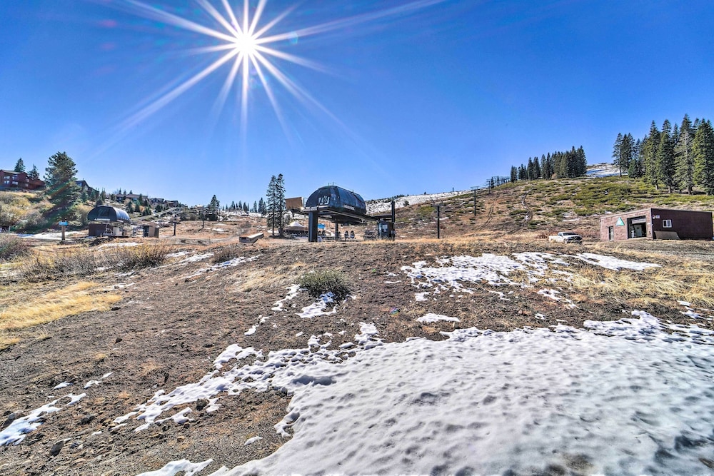 Walk to Ski Resort Tahoe Donner Studio with Balcony - photo 22
