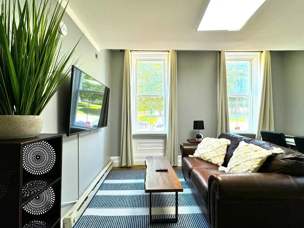 The Grayson at Park Place cozy and fully updated with King bed free coffee and fast WIFI — 4-Star Luxury Hotel in Wilmington, United States
