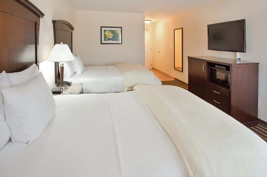 La Quinta Inn & Suites by Wyndham Fowler - photo 23