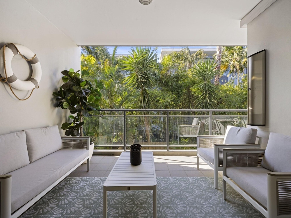 Bright 2 Bed Apartment Near Narrabeen Beach — 4-Star Luxury Hotel in Narrabeen, Australia