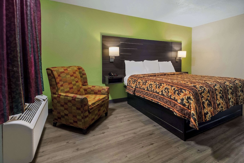 Rodeway Inn Conference Center - photo 13