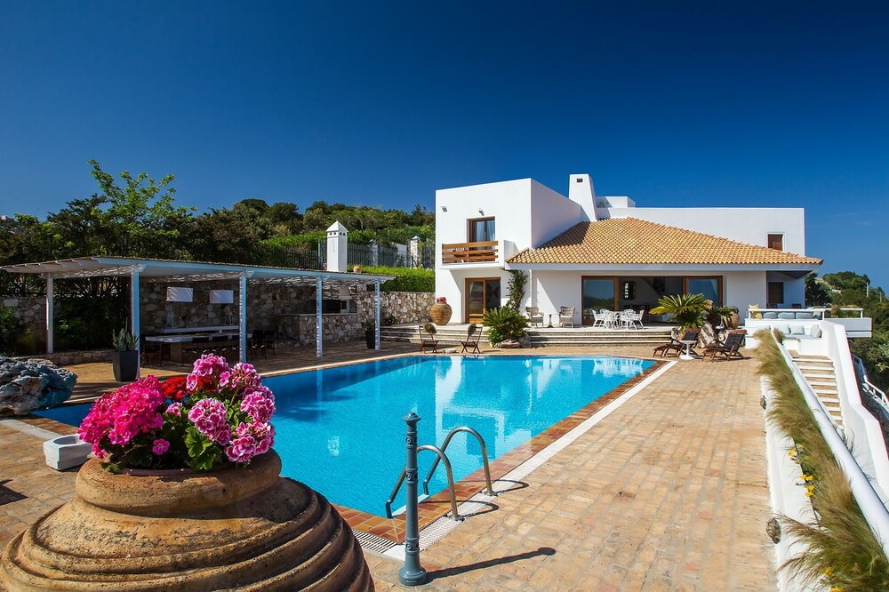 Villa Artisti Marathon — 4-Star Luxury Hotel in Marathonas, Greece