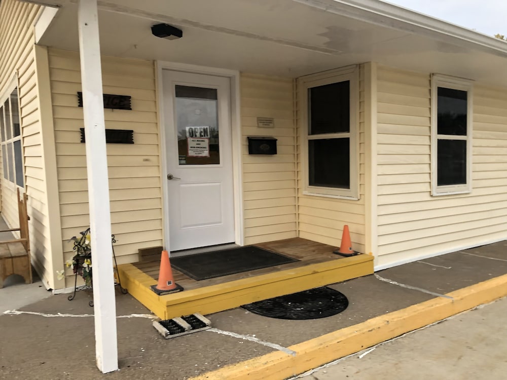 Hawkeye Motel - photo 2