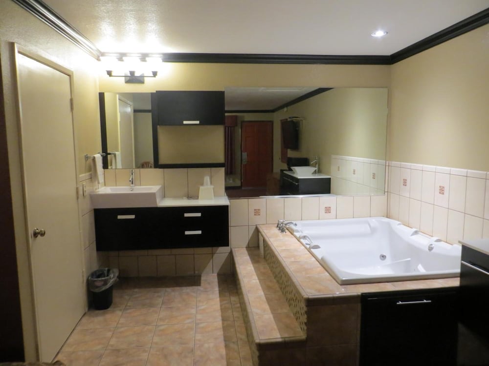 Economy Inn Lax - photo 21
