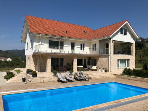 Villa Bergzicht — 4-Star Luxury Hotel in Vulcan, Romania