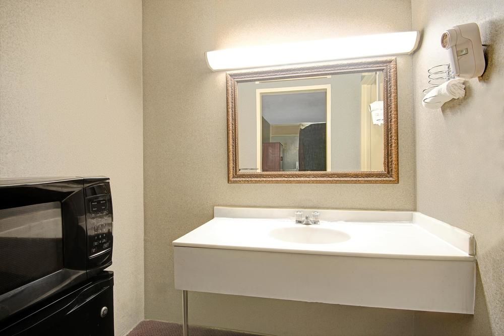 Knights Inn Wheeling - photo 12