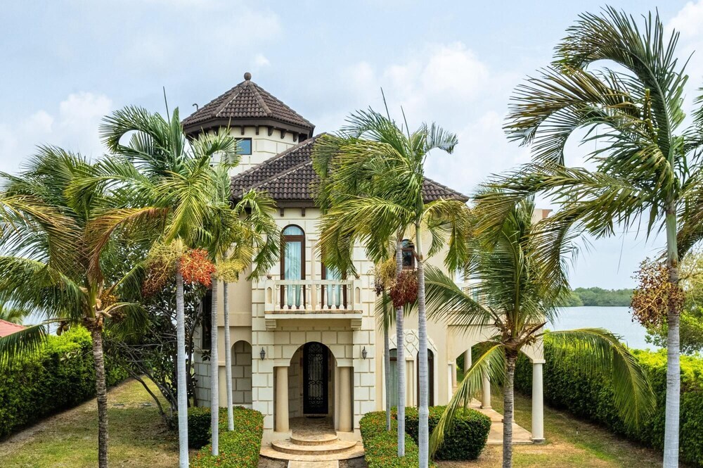 Villa Castello Water Views & Resort Amenities — 4-Star Luxury Hotel in Placencia, Belize