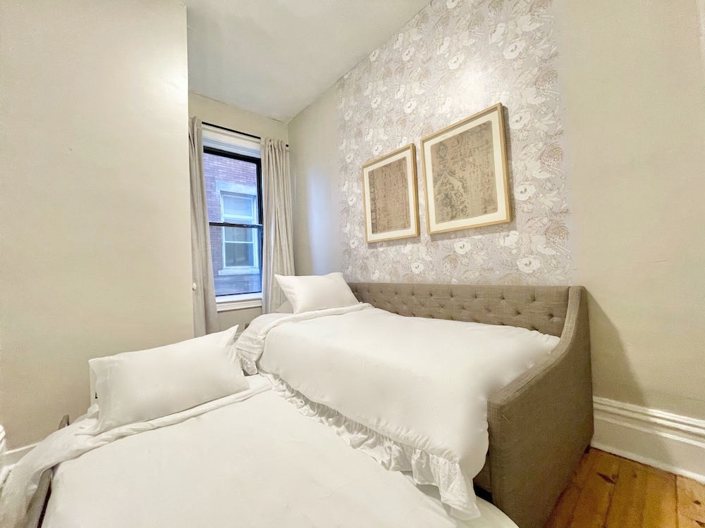 The Warhola Bloomfield - photo 3