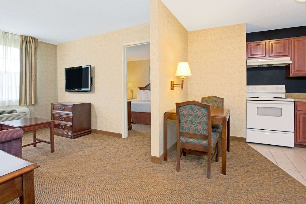 Hawthorn Extended Stay by Wyndham Cincinnati Sharonville - photo 6