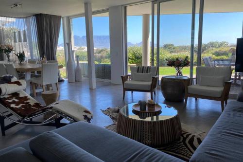 Dolphin Beach Villa E24 direct access to the beach