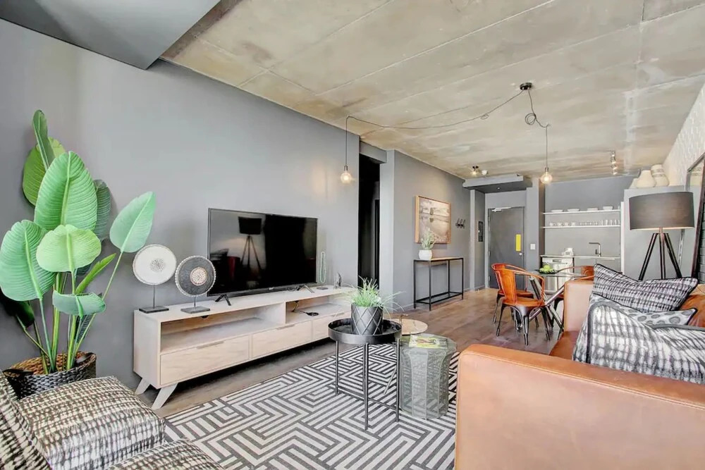 Modern Top Floor Flat With Mountain Views