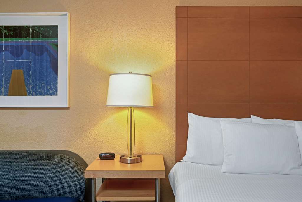 La Quinta Inn & Suites by Wyndham Coral Springs South - photo 21