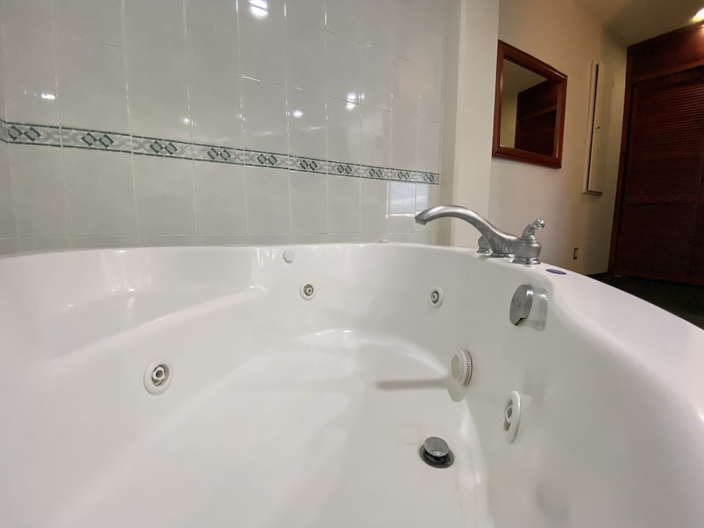 Jetted tub