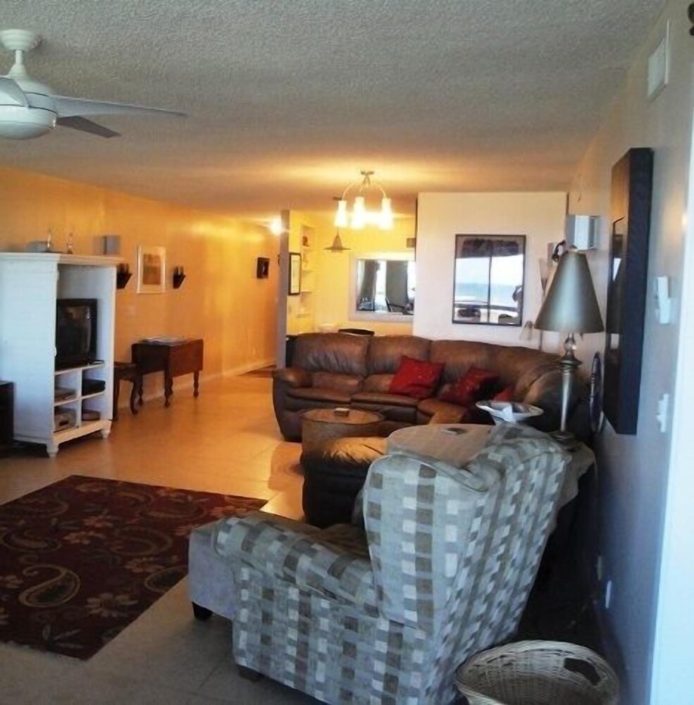Hibiscus Oceanfront Resort - photo 17