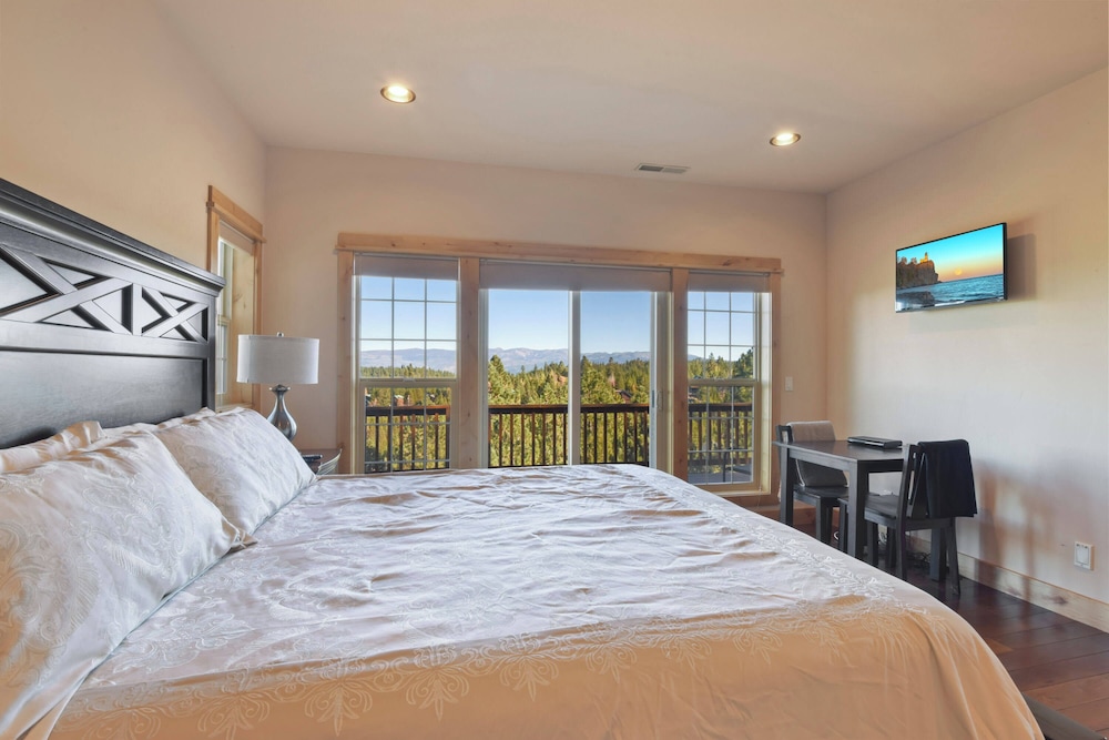 Hilltop Hideaway w Game Room & Forest Views - photo 2