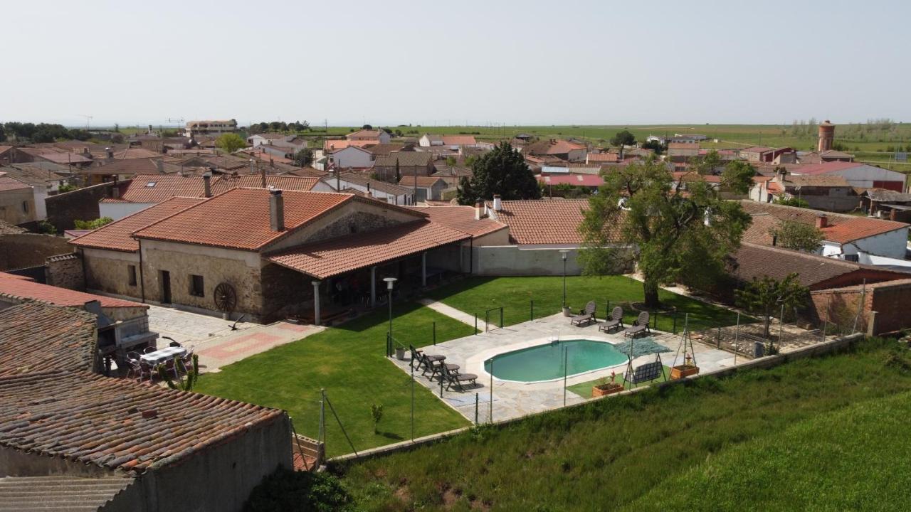 El Almendro Del Cura pet-friendly hotel Villarmayor