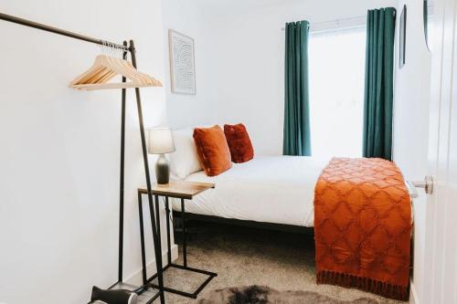 Central 3 Bed Home Contractors Garden Fast WiFi Smart TV — 4-Star Luxury Hotel in St Helens, United Kingdom