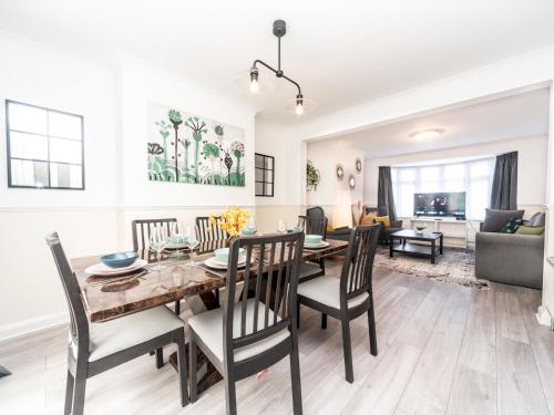Spacious 4 Bed House Free Parking Near Station Pass the Keys — 4-Star Luxury Hotel in Bexleyheath, United Kingdom