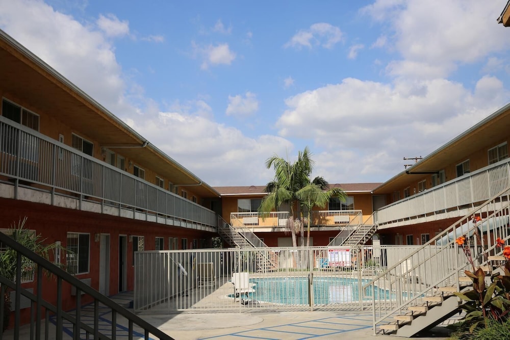 Chateau Inn and Suites - photo 28