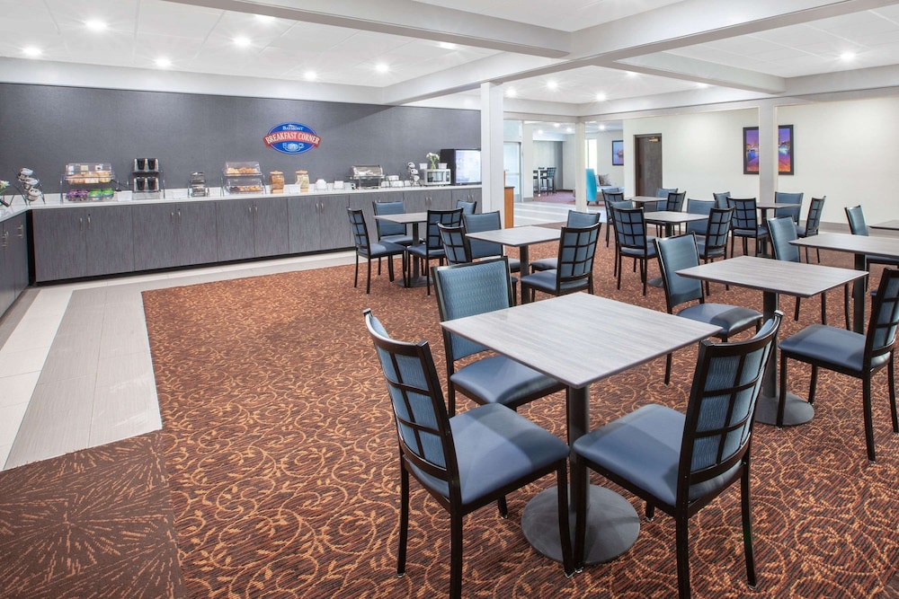 Baymont Inn & Suites Grand Rapids Near Downtown - photo 12