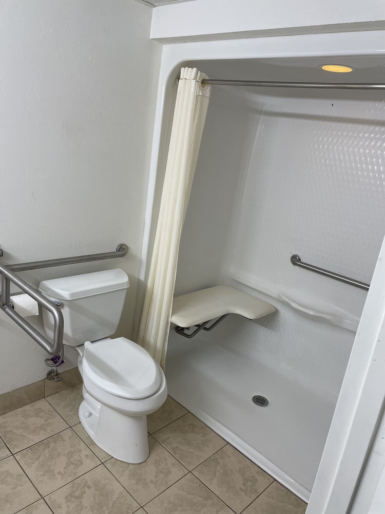 Travelodge by Wyndham Vernon CT - photo 7