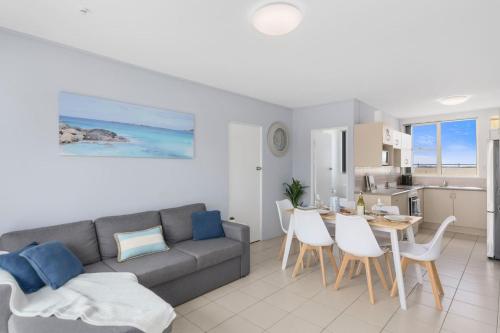 'Beachside Escape' A Breezy Waterfront Family Abode — 4-Star Luxury Hotel in Wollongong, Australia